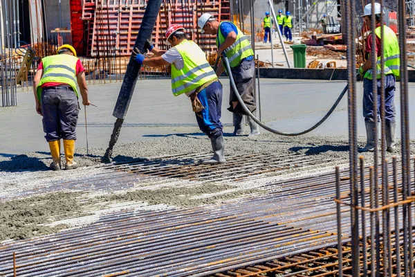 Belgrade Serbia Maj 2020 Budowniczowie Wylewali Beton Fundament Dużego Placu — Zdjęcie stockowe