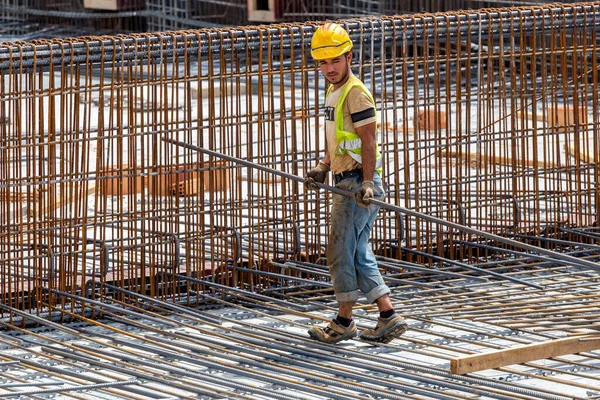 Belgrade Serbia Agosto 2020 Trabajador Construcción Lugar Trabajo Rodeado Barras — Foto de Stock