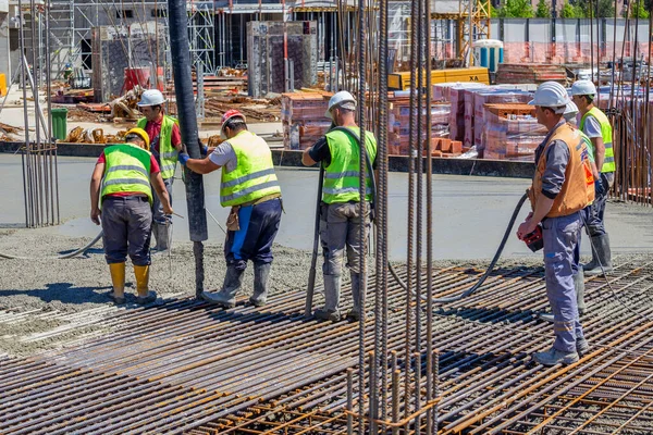 Belgrade Serbien Maj 2020 Byggnadsarbetare Häller Betong Grunden Till Stor — Stockfoto