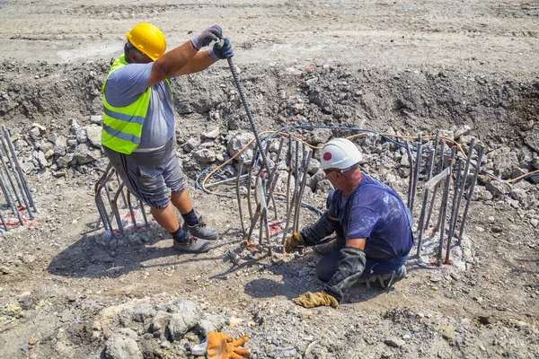 Belgrade Serbia August 2020 Kövér Építőmunkások Sárga Biztonsági Mellényt Sisakot — Stock Fotó