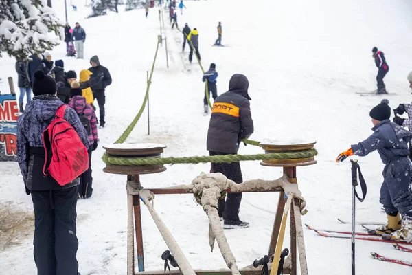 Zlatibor Serbia January 2021 自家製のサーフェススキーリフトを使用している子供たちは 上り坂で屋外の楽しい活動を行っています 冬のスポーツとスキー観光 — ストック写真