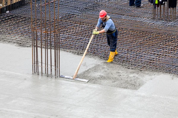 Belgrade Serbia December 2020 Frissen Öntött Beton Kiegyenlítése Építkezésen — Stock Fotó