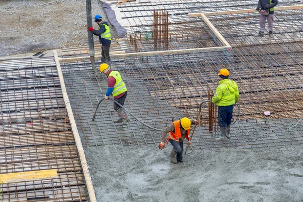 Belgrad Serbien Dezember 2020 Arbeiter Gummistiefeln Steht Zement Und Gießt — Stockfoto