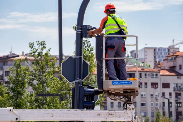 Belgrade Serbia July 2020 Workers Elevator Platform Placing Surveillance Camera — Stock Photo, Image