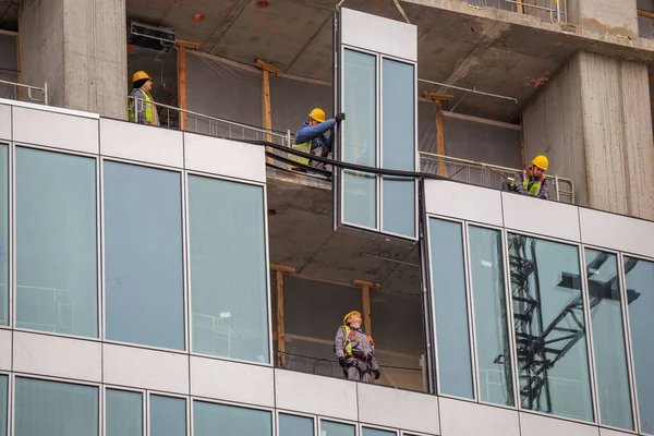 Belgrade Serbia Noviembre 2020 Trabajadores Instalando Grandes Cristales Obra — Foto de Stock