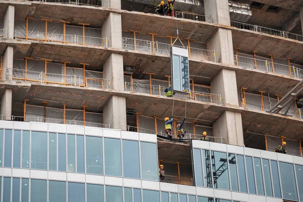 Belgrade Serbia Noviembre 2020 Trabajadores Instalan Paneles Vidrio Para Ventanas — Foto de Stock