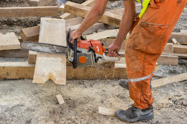 Bulder worrkers cutting wooden board 2 — Stock Photo, Image