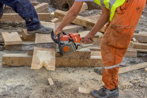 Bulder Arbeiter schneiden Holzbretter — Stockfoto
