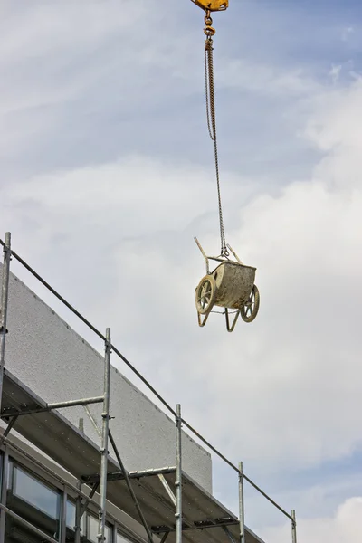 Crane lifting concrete wheelbarrow 3 — Stock Photo, Image