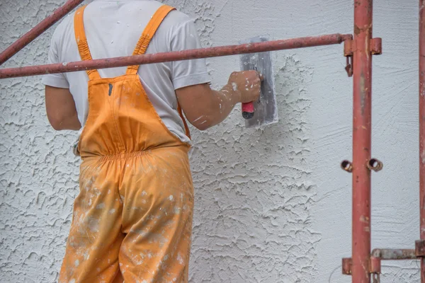 Yesero aplicando un recubrimiento de acabado a una pared 2 —  Fotos de Stock