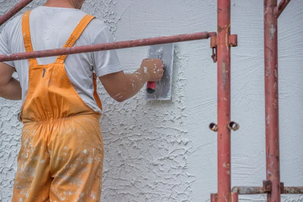 Yesero aplicando un recubrimiento de acabado a una pared —  Fotos de Stock