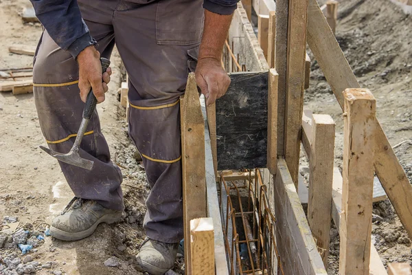 Використання молотка і підготовка форми для бетону з армуючим рогом — стокове фото