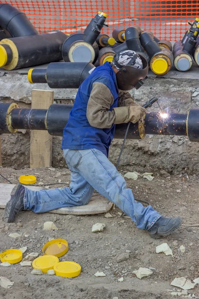 Welder bekerja pada konstruksi jalur pipa 2 — Stok Foto