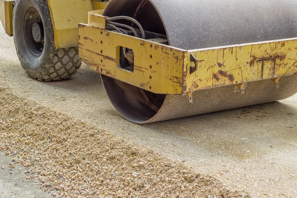 Compactador de tambor de aço vibratório amarelo durante a construção da estrada — Fotografia de Stock