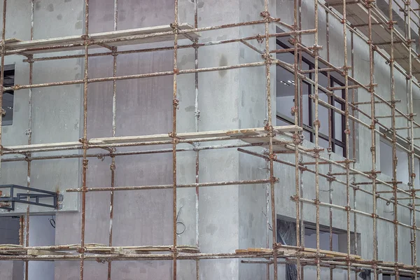 Building covered with scaffolding at construction site 2 — Stock Photo, Image