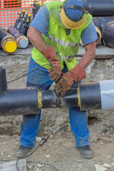 Trabajador de soldadura moliendo la soldadura 3 — Foto de Stock