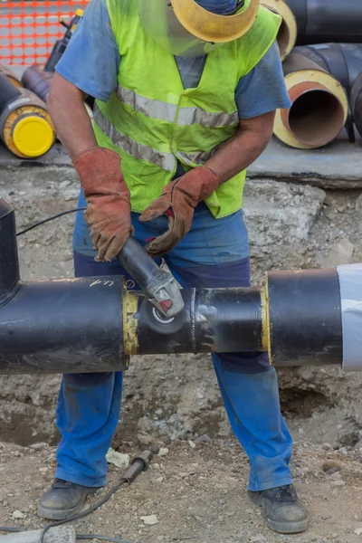 Lasser werknemer slijpen van de lasnaad — Stockfoto