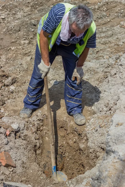 Worker looking for lost water pipe 2 — Stock Photo, Image