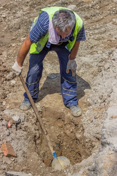 Worker looking for lost water pipe — Stock Photo, Image