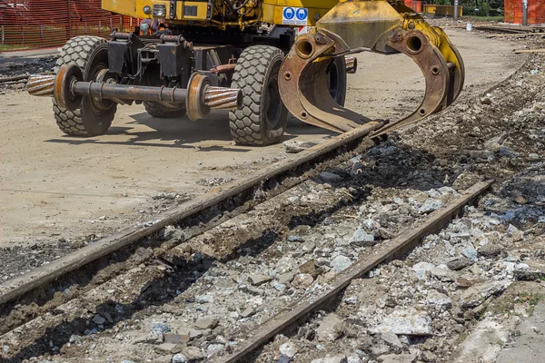 Braccio e artiglio di un escavatore assomigliano binari tram 3 — Foto Stock