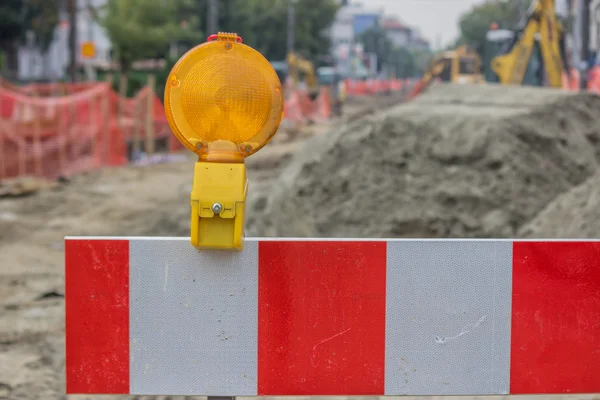 Sarı uyarı aydınlık inşaat bariyer işaretiyle — Stok fotoğraf