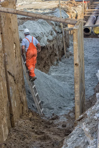 Trabalhador da construção civil em trincheira trabalhando em suportes de escoramento 3 — Fotografia de Stock