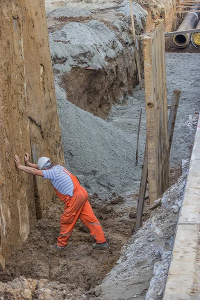 Construction worker in trench working on shoring supports 2 — Stock Photo, Image