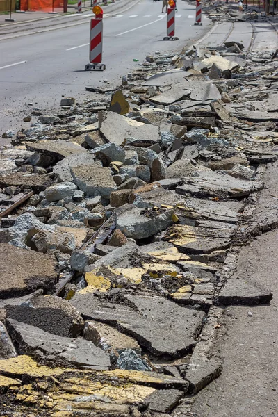 Куча сломанного асфальта на дорожном покрытии — стоковое фото