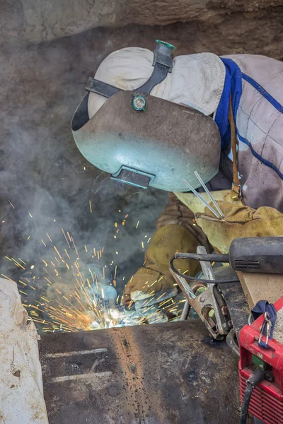 Welder welding heat pipes in trench 2 — Stock Photo, Image