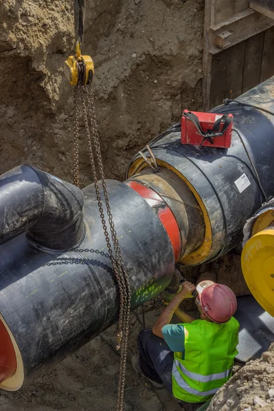 Spawacz pracownik czyści i zgrzyta pipeline sekcji końce — Zdjęcie stockowe