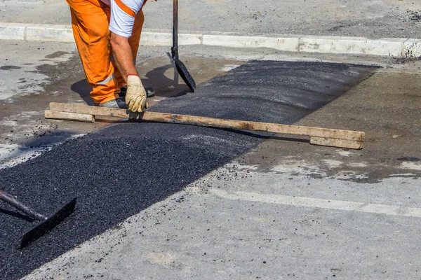 Tripulação da cidade instala um novo salto de velocidade — Fotografia de Stock