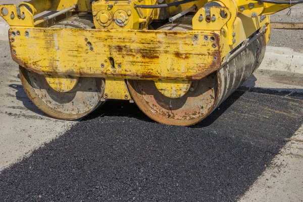 Installing asphalt speed bumps to slow down speeding drivers — Stock Photo, Image