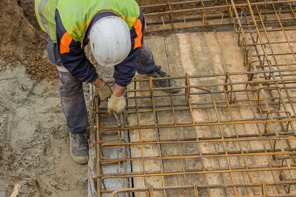 Ironworker yükleme inşaat demiri 2 — Stok fotoğraf