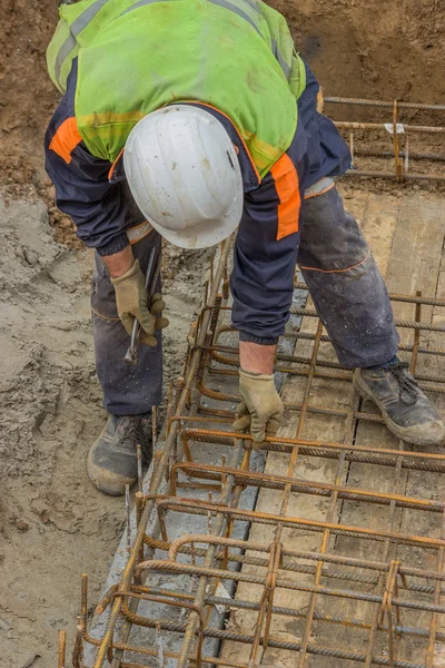 Ironworker installare barra — Foto Stock