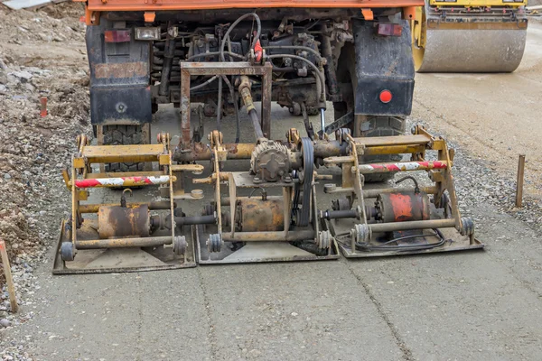 Plattan komprimator monterad på lastbil komprimerande grus — Stockfoto