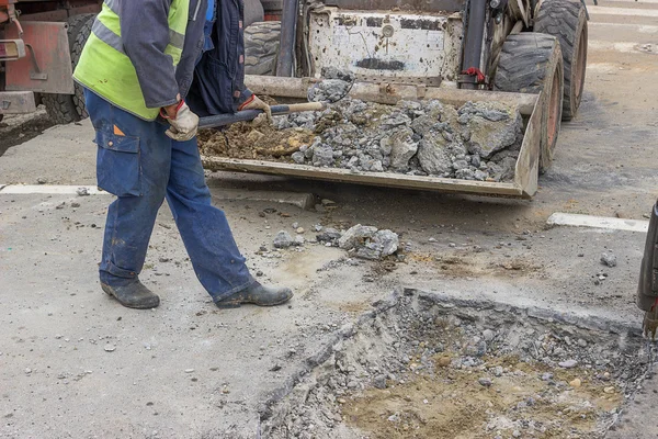 Verwijderen van puin uit de weg na het gebruik van een jackhamme 2 — Stockfoto