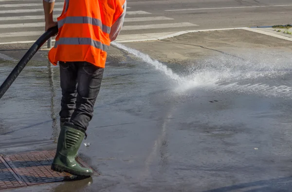 Calle rociada limpia con agua a presión 3 — Foto de Stock