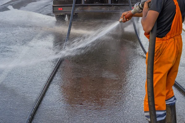 Tiszta túlnyomásos vízzel permetezni utca — Stock Fotó