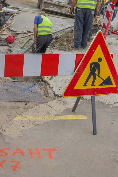 Verkehrszeichen für Bauarbeiten in der Straße und Arbeiter — Stockfoto