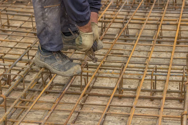 Tying rebar by hand 3 — Stock Photo, Image