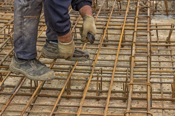 Atar la barra de refuerzo a mano 4 — Foto de Stock