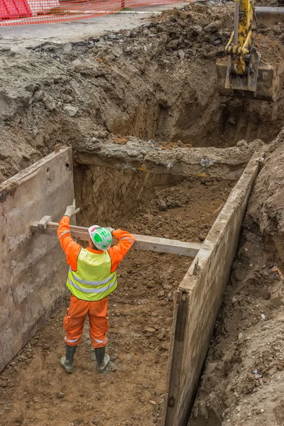 Lavorare alla costruzione di trincee — Foto Stock