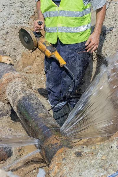Werknemer gesneden sectie voor water main pipe 2 — Stockfoto