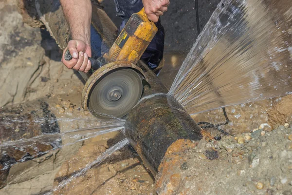 Arbetare skär avsnitt av vattenledning rör 3 — Stockfoto