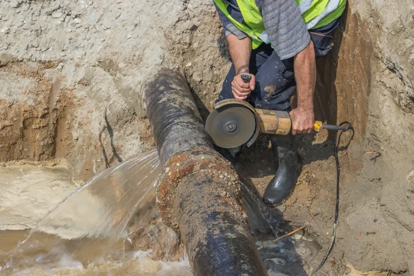 Worker cutting iron pipe 2 — Stock Photo, Image