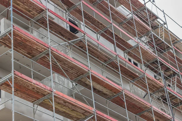 Extensive scaffolding on  building 2 — Stock Photo, Image