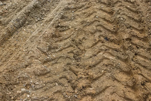 泥泞地面上的拖拉机轮胎轨道特写镜头 — 图库照片