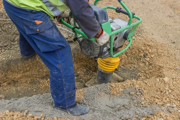 Worker with trench rammer — Stock Photo, Image