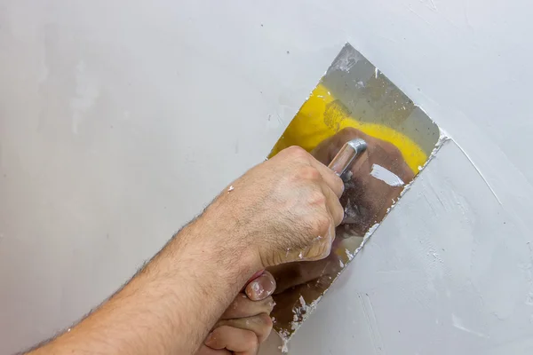 Mano de hombre con paleta enyesando una pared 4 — Foto de Stock