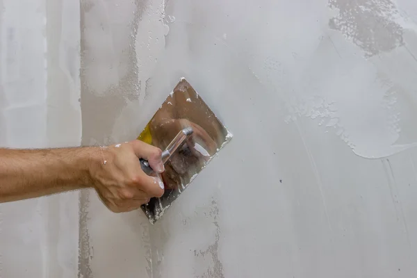 Mano de hombre con paleta enyesando una pared 3 — Foto de Stock